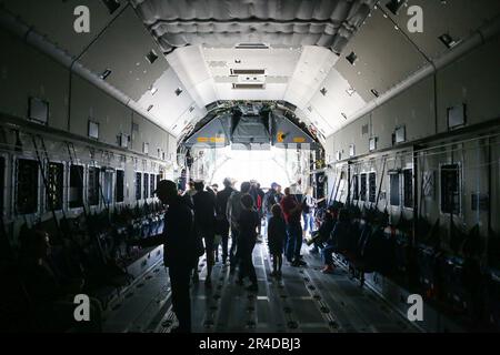 Steenokkerzeel, Belgique. 27th mai 2023. Les gens visitent un avion de transport Airbus A400M pendant une journée portes ouvertes à la base aérienne de Melsbroek à Steenokkerzeel, Belgique, 27 mai 2023. L'aile 15th du transport aérien de la Force aérienne belge et la Direction de l'appui aérien (DAFA) célèbrent leurs 75th et 30th ans avec des activités publiques de deux jours sur 27 mai et 28. Credit: Zheng Huansong/Xinhua/Alay Live News Banque D'Images