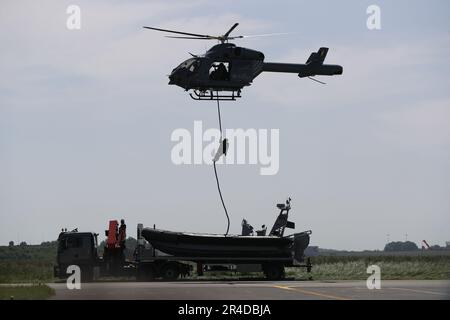 Steenokkerzeel, Belgique. 27th mai 2023. Le personnel de police effectue une démonstration de corde rapide pendant une journée portes ouvertes à la base aérienne de Melsbroek à Steenokkerzeel, Belgique, 27 mai 2023. L'aile 15th du transport aérien de la Force aérienne belge et la Direction de l'appui aérien (DAFA) célèbrent leurs 75th et 30th ans avec des activités publiques de deux jours sur 27 mai et 28. Credit: Zheng Huansong/Xinhua/Alay Live News Banque D'Images