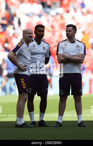 Stade Wembley, Londres, Royaume-Uni. 27th mai 2023. EFL Championship Play Off football final, Coventry City versus Luton Town ; Coventry City Head of Medical Paul Godfrey, le docteur du club Ganeshan Ramsamy, et la première équipe physiothérapeute Liam Stanley Credit: Action plus Sports/Alay Live News Banque D'Images