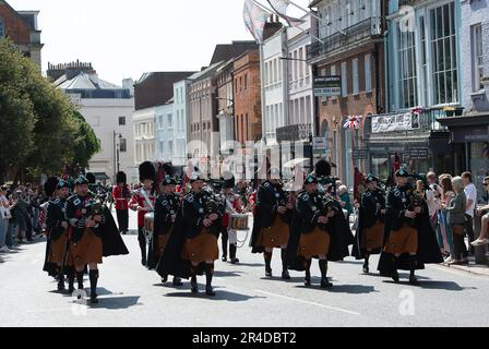 Windsor, Berkshire, Royaume-Uni. 27th mai 2023. C'était une journée chargée à Windsor aujourd'hui, alors que les visiteurs et les habitants de la région venaient observer la relève de la garde. Aujourd'hui, il s'agissait de la Windsor Castle Guard, la compagnie numéro 12 Irish Guards avec le soutien musical de la compagnie Irish Guards Pipes and Drums 12th. Crédit : Maureen McLean/Alay Live News Banque D'Images