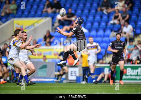 York, Angleterre - 26th mai 2023 -Luke Cresswell, de Barrow Raiders, prend le ballon haut. Rugby League Summer Bash, Whitehaven vs Barrow Raiders au STADE DE la communauté DE LNER, York, Royaume-Uni Banque D'Images