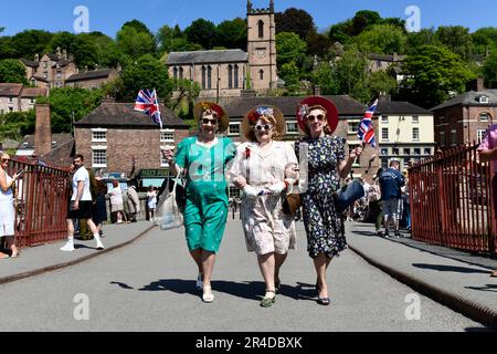 Le week-end de la Seconde Guerre mondiale d'Ironbridge. Les sœurs vêtues de style 1940s marchent au-dessus du premier Ironbridge au monde. Reconstitution WW2 deuxième période de la guerre mondiale costume robe dames crédit Dave Bagnall Banque D'Images