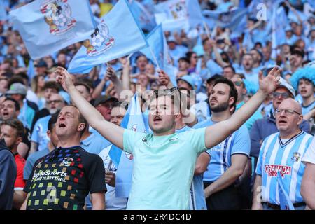 Londres, Royaume-Uni. 24th mai 2023. Les fans de Coventry chantent l'hymne national avant le championnat Sky Bet Play-Off finale Match Coventry City vs Luton Town au stade Wembley, Londres, Royaume-Uni, 27th mai 2023 (photo de Gareth Evans/News Images) à Londres, Royaume-Uni le 5/24/2023. (Photo de Gareth Evans/News Images/Sipa USA) Credit: SIPA USA/Alay Live News Banque D'Images