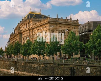 Prague, République tchèque - 26 mai 2019 : Théâtre national de Prague, rivière Vltava, or dans l'eau, réflexion, photo Banque D'Images