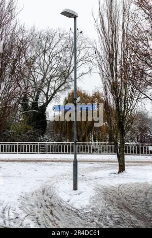 Sur Riverside, Cambridge, Royaume-Uni, un lampost a des panneaux de direction pour le sentier de cycle de Sustrans National cycle Network route 11. Banque D'Images