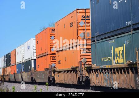 Rochelle, Illinois, États-Unis. Un train de fret intermodal qui traverse le centre-nord de l'Illinois à destination de Chicago. Banque D'Images