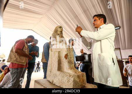 Le Caire. 27th mai 2023. Cette photo prise sur 27 mai 2023 montre une statue exposée lors d'une conférence de presse sur la découverte archéologique à la nécropole de Saqqara, au sud de la capitale du Caire, en Égypte. L'Égypte a annoncé samedi la découverte de deux anciens ateliers d'embaumement pour les humains et les animaux, ainsi que de deux tombes et d'une collection d'objets dans la nécropole de Saqqara, au sud de la capitale du Caire. Credit: Ahmed Gomaa/Xinhua/Alamy Live News Banque D'Images