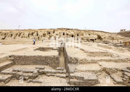 Le Caire. 27th mai 2023. Cette photo prise sur 27 mai 2023 montre le site archéologique de la nécropole de Saqqara, au sud de la capitale du Caire, en Égypte. L'Égypte a annoncé samedi la découverte de deux anciens ateliers d'embaumement pour les humains et les animaux, ainsi que de deux tombes et d'une collection d'objets dans la nécropole de Saqqara, au sud de la capitale du Caire. Credit: Ahmed Gomaa/Xinhua/Alamy Live News Banque D'Images