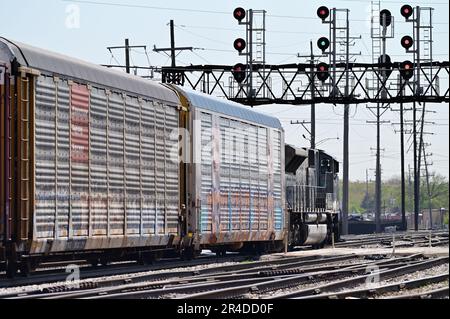 Franklin Park, Illinois, États-Unis. Une seule locomotive dirige un train de marchandises canadien Pacifique Kansas City (CPKC) vers un pont de signalisation et un signal vert. Banque D'Images