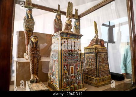Le Caire. 27th mai 2023. Cette photo prise sur 27 mai 2023 montre des objets exposés lors d'une conférence de presse sur la découverte archéologique à la nécropole de Saqqara, au sud de la capitale du Caire, en Égypte. L'Égypte a annoncé samedi la découverte de deux anciens ateliers d'embaumement pour les humains et les animaux, ainsi que de deux tombes et d'une collection d'objets dans la nécropole de Saqqara, au sud de la capitale du Caire. Credit: Ahmed Gomaa/Xinhua/Alamy Live News Banque D'Images