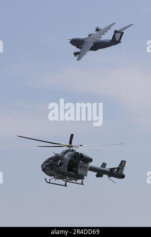 Steenokkerzeel, Belgique. 27th mai 2023. L'avion de transport Airbus A400M de la Force aérienne belge est vu avec un hélicoptère MD902 Explorer de la police fédérale belge pendant une journée portes ouvertes à la base aérienne de Melsbroek à Steenokkerzeel, Belgique, 27 mai 2023. L'aile 15th du transport aérien de la Force aérienne belge et la Direction de l'appui aérien (DAFA) célèbrent leurs 75th et 30th ans avec des activités publiques de deux jours sur 27 mai et 28. Credit: Zheng Huansong/Xinhua/Alay Live News Banque D'Images