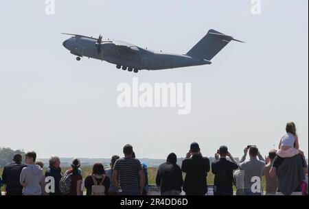 Steenokkerzeel, Belgique. 27th mai 2023. Un avion de transport Airbus A400M part pendant une journée portes ouvertes à la base aérienne de Melsbroek à Steenokkerzeel, Belgique, 27 mai 2023. L'aile 15th du transport aérien de la Force aérienne belge et la Direction de l'appui aérien (DAFA) célèbrent leurs 75th et 30th ans avec des activités publiques de deux jours sur 27 mai et 28. Credit: Zheng Huansong/Xinhua/Alay Live News Banque D'Images