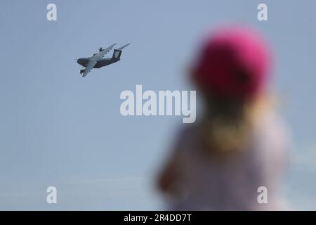 Steenokkerzeel, Belgique. 27th mai 2023. Un avion de transport Airbus A400M part pendant une journée portes ouvertes à la base aérienne de Melsbroek à Steenokkerzeel, Belgique, 27 mai 2023. L'aile 15th du transport aérien de la Force aérienne belge et la Direction de l'appui aérien (DAFA) célèbrent leurs 75th et 30th ans avec des activités publiques de deux jours sur 27 mai et 28. Credit: Zheng Huansong/Xinhua/Alay Live News Banque D'Images