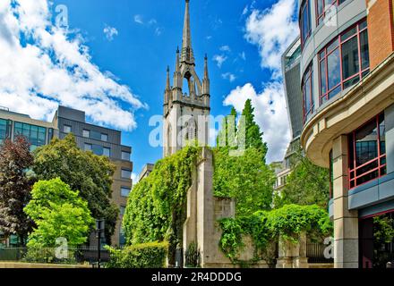 Londres St Dunstans Hill et St Dunstan dans le jardin de l'église est la flèche de l'église Banque D'Images