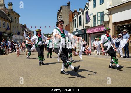 Chippenham, Royaume-Uni, 27th mai 2023. Les danseuses Morris de Sweyn's EY Morris de Swansea, au pays de Galles, sont photographiées pour divertir la foule lors du jour d'ouverture du festival folklorique Chippenham 2023. Le festival 2023 est le festival 50th anniversaire. Credit: Lynchpics/Alamy Live News Banque D'Images