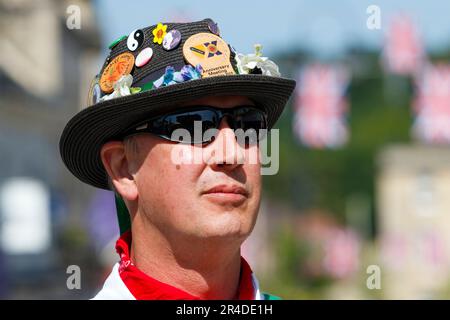 Chippenham, Royaume-Uni, 27 mai 2023. Un danseur morris du Sweyn's EY Morris de Swansea au pays de Galles est photographié alors qu'il participe à la journée d'ouverture du festival folklorique Chippenham 2023. Le festival 2023 est le 50e anniversaire des festivals. Crédit : Lynchpics/Alamy Live News Banque D'Images