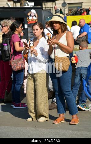 Londres, Royaume-Uni, 27 mai 2023. Long week-end soleil à Trafalgar Square.Credit: JOHNNY/ARMSTEAD/Alamy Live News. Banque D'Images