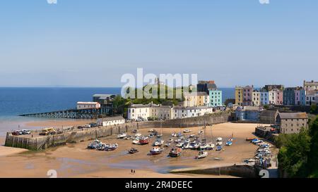 Vue panoramique sur le port de Tenby au soleil de printemps, Pembrokeshire, pays de Galles de l'Ouest Banque D'Images