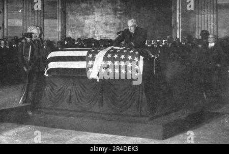 « Le Soldat inconnu » américain; au Capitole de Washington: le président Harding dispose sur le cercueil le ruban de la Croix de guerre americaine », 1921. De "l'Album de la guerre 1914-1919, Volume 2" [l'Illustration, Paris, 1924]. Banque D'Images