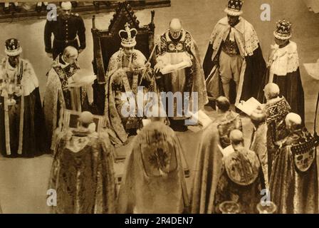 'Le roi couronné George VI assis sur la chaise de couronnement', 1937. De "The Coronation of King George VI and Queen Elizabeth". [The Photochrome Co. Ltd., Londres, 1937 ] Banque D'Images