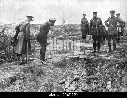 ''Autour de la bataille; le roi George V avait tenu a se rendu au milieu de ses jeunes armènes victorieuses. Le champ de bataille, il se trouve ici, sur une tombe britannique au-dessus de la plaque se lit ce seul mot poignant : "inconnu"---inconnu ! ', 1916. De "l'Album de la guerre 1914-1919, Volume I" [l'Illustration, Paris, 1924]. Banque D'Images