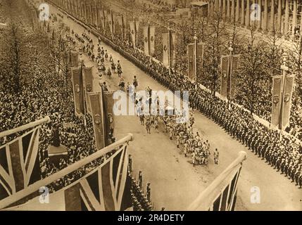 « The Coronation procession in the Mall », 1937. De "The Coronation of King George VI and Queen Elizabeth". [The Photochrome Co. Ltd., Londres, 1937 ] Banque D'Images