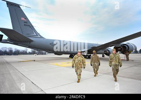 Les aviateurs du 191st Aircraft Maintenance Squadron, Selfridge Air National Guard base (Michigan), marchent depuis la ligne de vol après avoir effectué l'entretien d'un KC-135 Stratotanker, le 10 janvier 2023. La maintenance continue est essentielle et les aviateurs du modèle 191st AMM sont chargés d'effectuer une maintenance détaillée pour s'assurer que ce jet complexe reste prêt à l'air. Banque D'Images