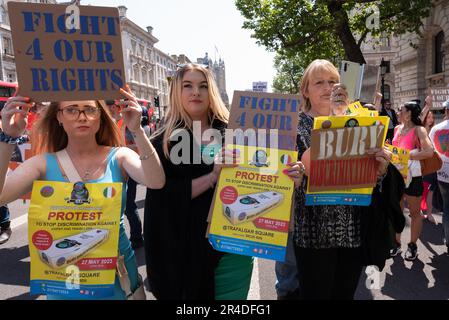 Londres, Royaume-Uni. 27 mai 2023. Une coalition de groupes proteste contre la loi sur l'ordre public. Cette nouvelle législation a été critiquée pour avoir un « effet de refroidissement » sur les personnes en Angleterre et au pays de Galles qui cherchent à exercer leurs droits démocratiques légitimes, et accorde à la police et aux tribunaux de nouveaux pouvoirs étendus pour réprimer et punir les manifestants. Crédit : Ron Fassbender/Alamy Live News Banque D'Images