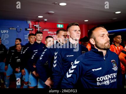 Ben Wilson, gardien de but de Coventry City (deuxième à droite) dans le tunnel, devant la finale du championnat Sky Bet au stade Wembley, Londres. Date de la photo: Samedi 27 mai 2023. Banque D'Images