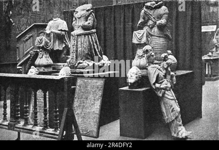 'L'exposition des œuvres d'art multiples ou produit des régions dévastation; statues de la chapelle du château de Tilliloy', 1916. De "Collection de la guerre IV L'Illustration Tomé CXLVIII. La guerre Juillet, Aout, septembre, octobre, novembre, Décembre 1916". (Exposition d'œuvres d'art endommagées ou de régions dévastées Banque D'Images