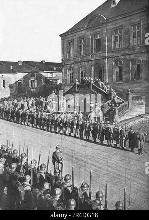 « Au quartier général d'armee du général Nivelle ; le prince Arthur de Connaught, cousin germain du roi George V, remit des décorations aux officiels et aux hommes de troupe de Verdun », 1916. De "Collection de la guerre IV L'Illustration Tomé CXLVIII. La guerre Juillet, Aout, septembre, octobre, novembre, Décembre 1916". (Le quartier général de l'armée du général Nivelle; le prince Arthur de Connaught, premier cousin du roi George V, présente des décorations aux officiers et aux hommes inscrits de Verdun) Banque D'Images