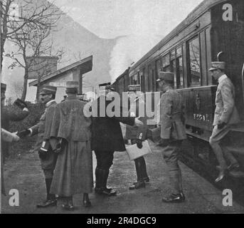 'L'entrée des generaux Cadorna, Joffre et de Castelnau a Saint-Michel-de-Maurienne; le 7 novembre, sur le quai de la gare de Saint-Michel-de-Maurienne, a satize kilomètres de Modane et a vingt et un kilomètre du tunnel du Mont-Cenis, le commandant en chef des armees francaises accoville, a l'arrière de son train SPECIAL, le général Cadorna.', 1916. De "Collection de la guerre IV L'Illustration Tomé CXLVII. La guerre Juillet, Aout, septembre, octobre, novembre, Décembre 1916". Banque D'Images