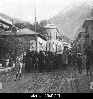 'L'entrée des generaux Cadorna, Joffre et de Castelnau a Saint-Michel-de-Maurienne; les generaux Joffre et de Castelnau fetes lar la population.', 1916. De "Collection de la guerre IV L'Illustration Tomé CXLVII. La guerre Juillet, Aout, septembre, octobre, novembre, Décembre 1916". Banque D'Images