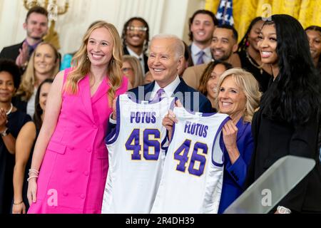 Washington, États-Unis d'Amérique. 26th mai 2023. Washington, États-Unis d'Amérique. 26 mai 2023. Joe Biden, président des États-Unis, au centre, et la première dame Jill Biden posent avec des maillots d'équipe entre les co-capitaines de l'équipe LSU, Emily Ward, à gauche, Et Angel Reese, à droite, lors d'un événement célébrant la victoire du championnat de basketball féminin des Tigers de l'université d'État de Louisiane dans la salle est de la Maison Blanche, 26 mai 2023, à Washington, DC crédit: Adam Schultz/White House photo/Alay Live News Banque D'Images