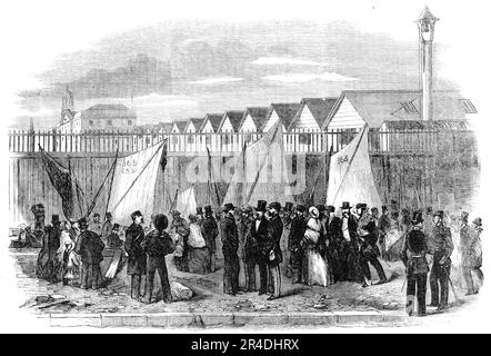 The Grand Naval Review, à Spithead: Les excursions vont voir la flotte - scène sur le "dur", 1856. Les touristes se frapillant vers une exposition de navires de la Royal Navy au large de la côte du Hampshire. « Les masses de personnes de toutes les classes qui s'étaient assemblées à Portsmouth avaient commencé tôt à rong les endroits où la meilleure vue pouvait être obtenue de la scène ». De "Illustrated London News", 1856. Banque D'Images