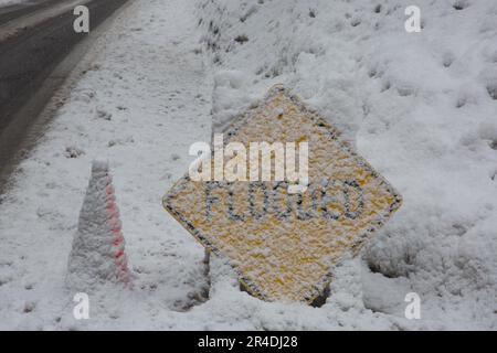 Panneau inondé couvert de neige à côté de l'autoroute. Banque D'Images