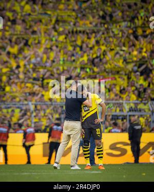 Dortmund, Allemagne. 27th mai 2023. Manager Sebastian Kehl (BVB) und Jude Bellingham (BVB) enttäuscht vor der Südtribüne Borussia Dortmund - FSV Mainz 05 27.05.2023 crédit: Moritz Muller/Alay Live News Banque D'Images