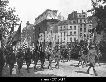 'Le jour de gloire; au coeur de Paris: le fichier sur les grands boulevards jusqu'à la place de la République; les drapages des régiments américains passant devant la porte Saint-Denis', 1919. De "l'Album de la guerre 1914-1919, Volume 2" [l'Illustration, Paris, 1924]. Banque D'Images