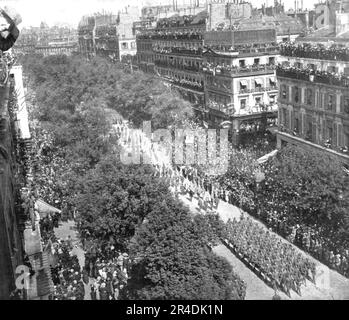 « Le jour de gloire ; au coeur de Paris : le fichier sur les grands boulevards jusqu'à la place de la République ; le passage de l'armée américaine sur le boulevard Montmartre », 1919. De "l'Album de la guerre 1914-1919, Volume 2" [l'Illustration, Paris, 1924]. Banque D'Images