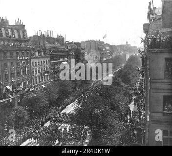 « Le jour de gloire ; au coeur de Paris : le fichier sur les grands boulevards jusqu'à la place de la République ; les troupes se dirigent par le boulevard Poissonnière vers la porte Saint-Denis », 1919. De "l'Album de la guerre 1914-1919, Volume 2" [l'Illustration, Paris, 1924]. Banque D'Images