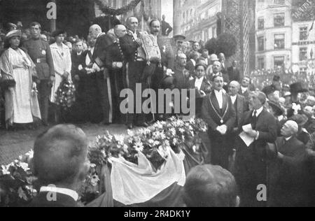 'Les fetes de la victoire en Belgique; un des echevins de Liège présente une foule le coussin d'Or, sur lequel M Poincare a epingle la croix de la Légion d'honneur', 1919. De "l'Album de la guerre 1914-1919, Volume 2" [l'Illustration, Paris, 1924]. Banque D'Images