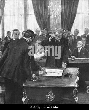 'La dernière signature allélande; M von Lersner signant pour l'allemagne, appres M von Simson, le 10 janvier 1920, le processus-verbal de l'mécanique des ratifications du traverse de Versailles', 1920. De "l'Album de la guerre 1914-1919, Volume 2" [l'Illustration, Paris, 1924]. Banque D'Images