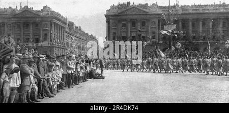 « Le jour de gloire; le fichier triomphal place de la Concorde: l'entr&#xe9; e de la rue Royale: A droite, le ministere de la Marine », 1919. De "l'Album de la guerre 1914-1919, Volume 2" [l'Illustration, Paris, 1924]. Banque D'Images