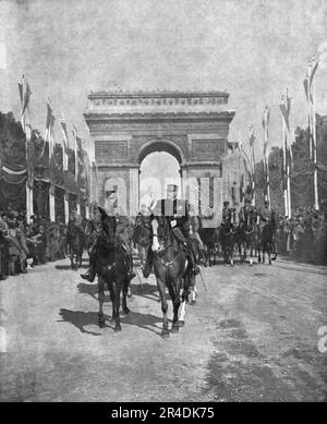 « Le jour de gloire; le 14 juillet 1919: les Marechaux Foch et Joffre en tete du fichier triomphal », 1919. De "l'Album de la guerre 1914-1919, Volume 2" [l'Illustration, Paris, 1924]. Banque D'Images