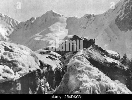 'Dur le front italien; en haute montagne: Une tranchee et un poste avance a 3 000 mètres en Carnie', 1916. De "l'Album de la guerre 1914-1919, Volume I" [l'Illustration, Paris, 1924]. Banque D'Images