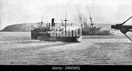 ''l'expédition des Dardanelles, sur la mer et sur la Côte; le cuirasse anglais "Majestic", au deuxième plan, torpille le 27 mai par un sous-marin allumet et devant le cap Teke, commencer un pencher sur babord. Au cours de la lutte navale qui se prolonge mollement, les alliés perdavant encore le cuirasse anglais "Triumph" et six submersibles, 1915 (1924). De "l'Album de la guerre 1914-1919, Volume I" [l'Illustration, Paris, 1924]. Banque D'Images