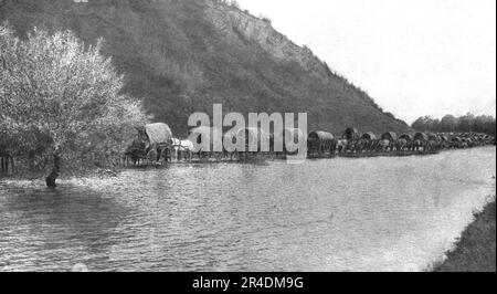 ''la tragique retraite serbe; Convoi serbe se repliant au Nord-est de Kragouyevats, dans le fichier de Bagrdan, que la clue de la Morava a Submerge', 1915 (1924). De "l'Album de la guerre 1914-1919, Volume I" [l'Illustration, Paris, 1924]. Banque D'Images