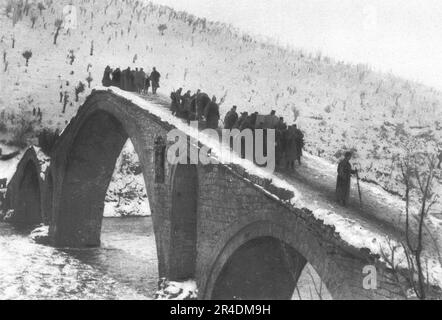 ''la tragique serbe; A pied,aussi, l'etat-major serbe, transverse l'Albanie, passe le Drin blanc sur le pont des Vizoirs', 1915 (1924). De "l'Album de la guerre 1914-1919, Volume I" [l'Illustration, Paris, 1924]. Banque D'Images