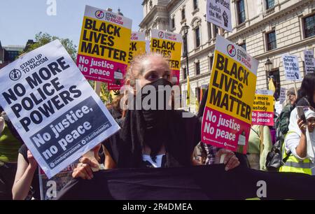 Londres, Royaume-Uni. 27th mai 2023. Les manifestants marchent sur la place du Parlement. Divers groupes d'activistes se sont réunis à Westminster pour protester contre le projet de loi sur l'ordre public, qui limite les actions de protestation comme l'attachement et le collage. Credit: Vuk Valcic/Alamy Live News Banque D'Images