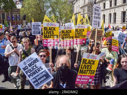 Londres, Royaume-Uni. 27th mai 2023. Les manifestants marchent sur la place du Parlement. Divers groupes d'activistes se sont réunis à Westminster pour protester contre le projet de loi sur l'ordre public, qui limite les actions de protestation comme l'attachement et le collage. Credit: Vuk Valcic/Alamy Live News Banque D'Images